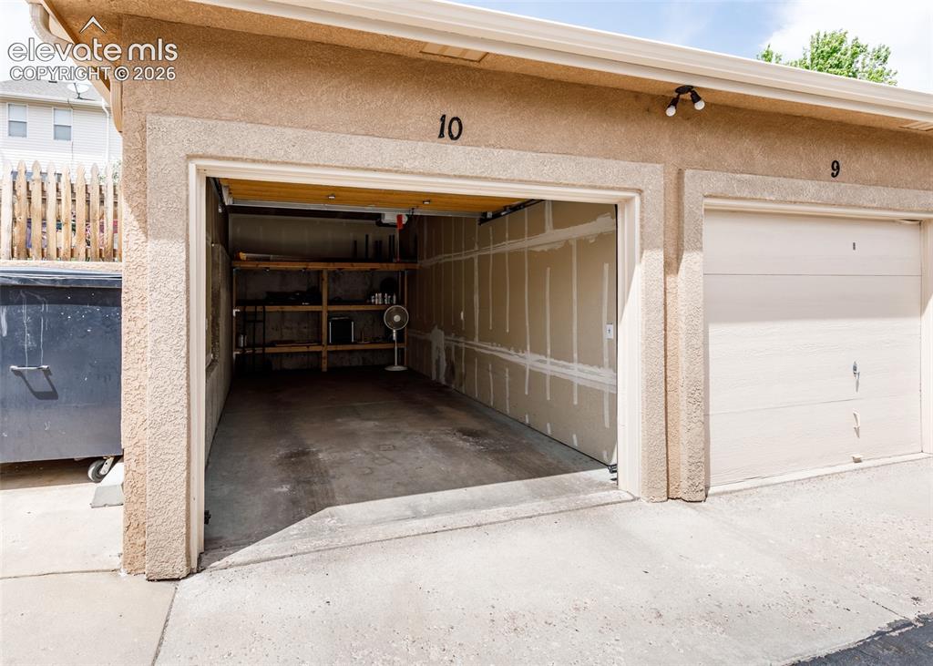 Image 34 of 35: Garage