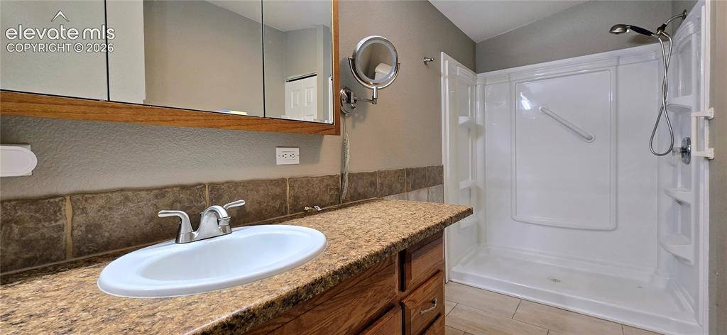 Image 14 of 26: Bathroom