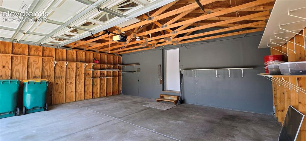 Image 19 of 26: Garage