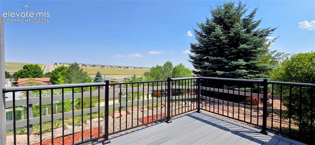 Image 20 of 26: Deck
