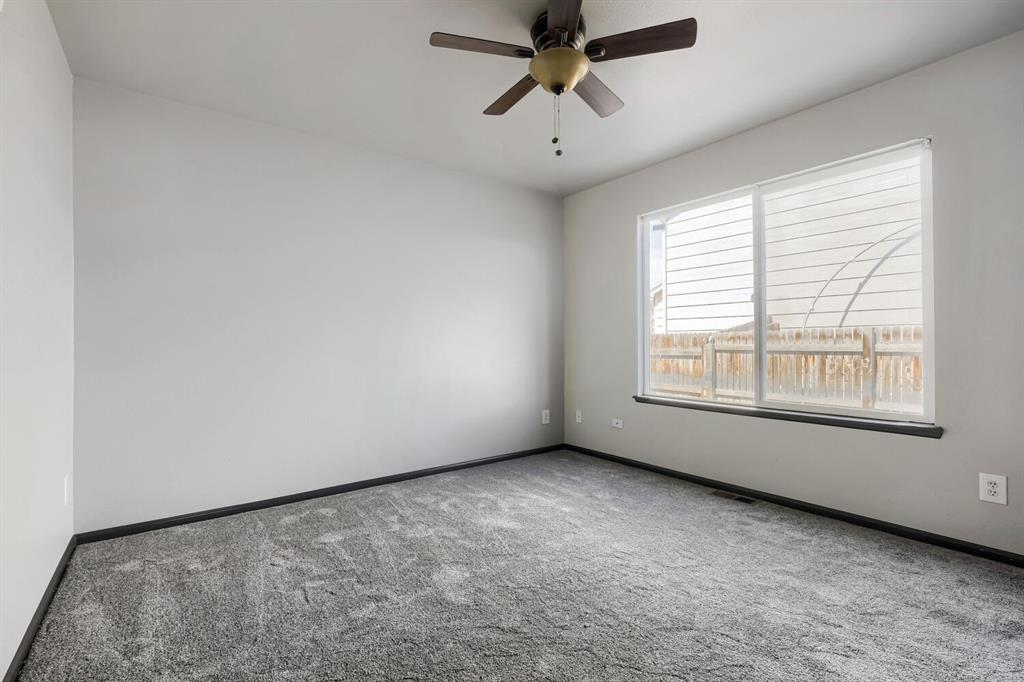 Image 14 of 27: Neutral wall tones complement the gray patterned carpeting