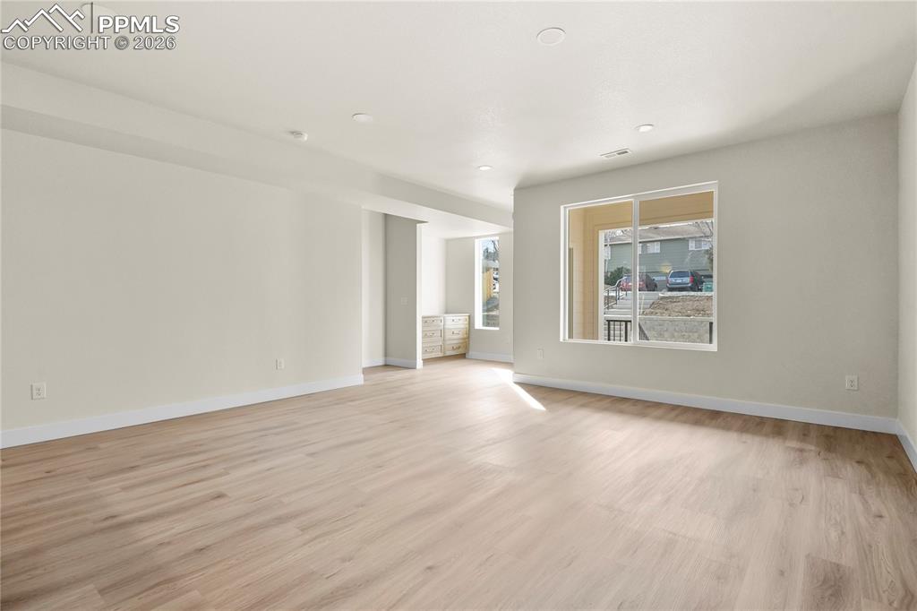 Image 12 of 33: Entry