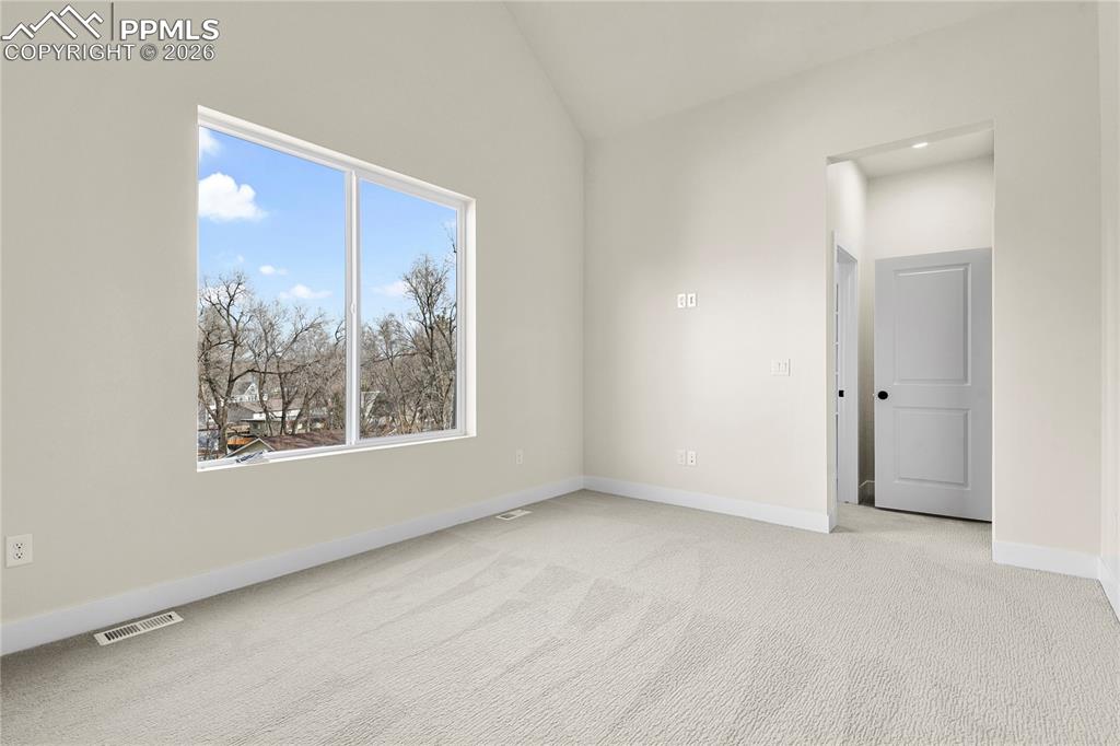 Image 19 of 33: Bedroom