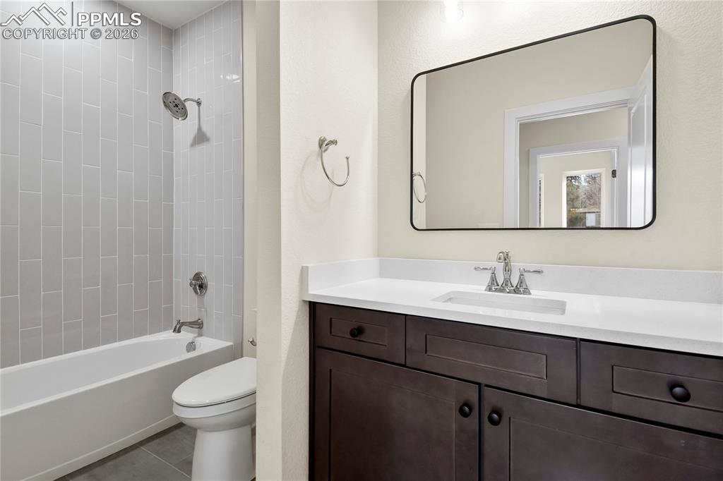 Image 23 of 33: Bathroom