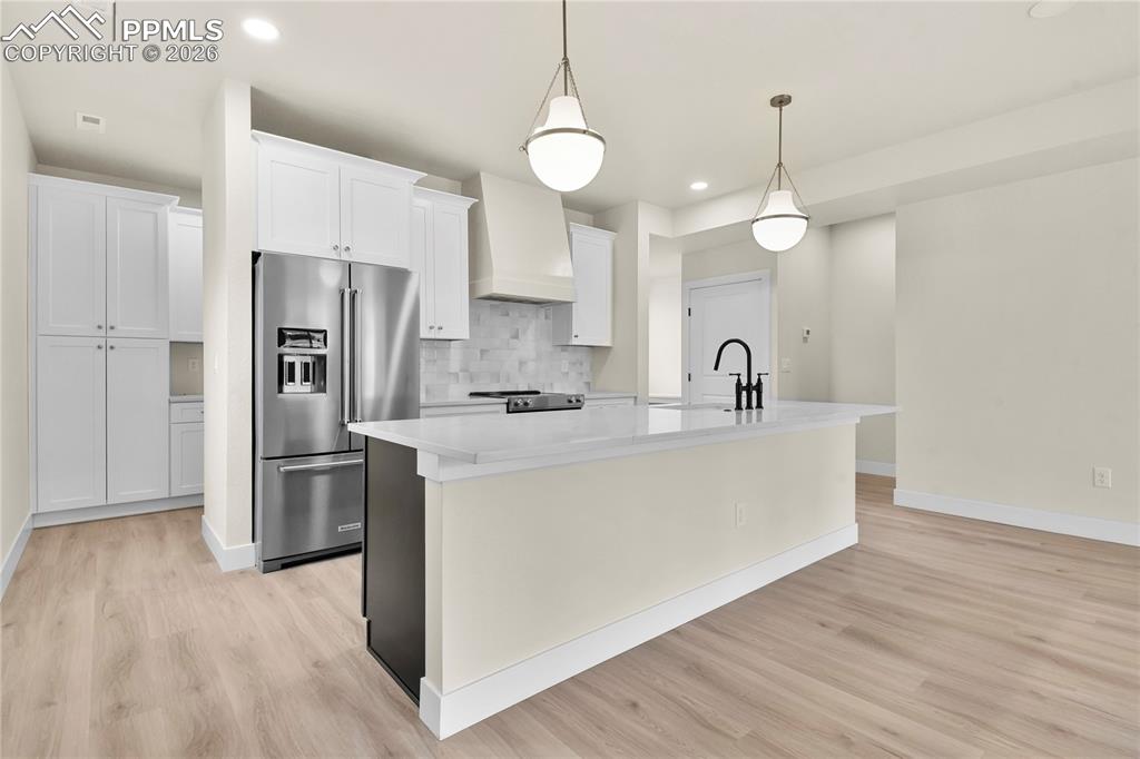 Image 6 of 33: Kitchen