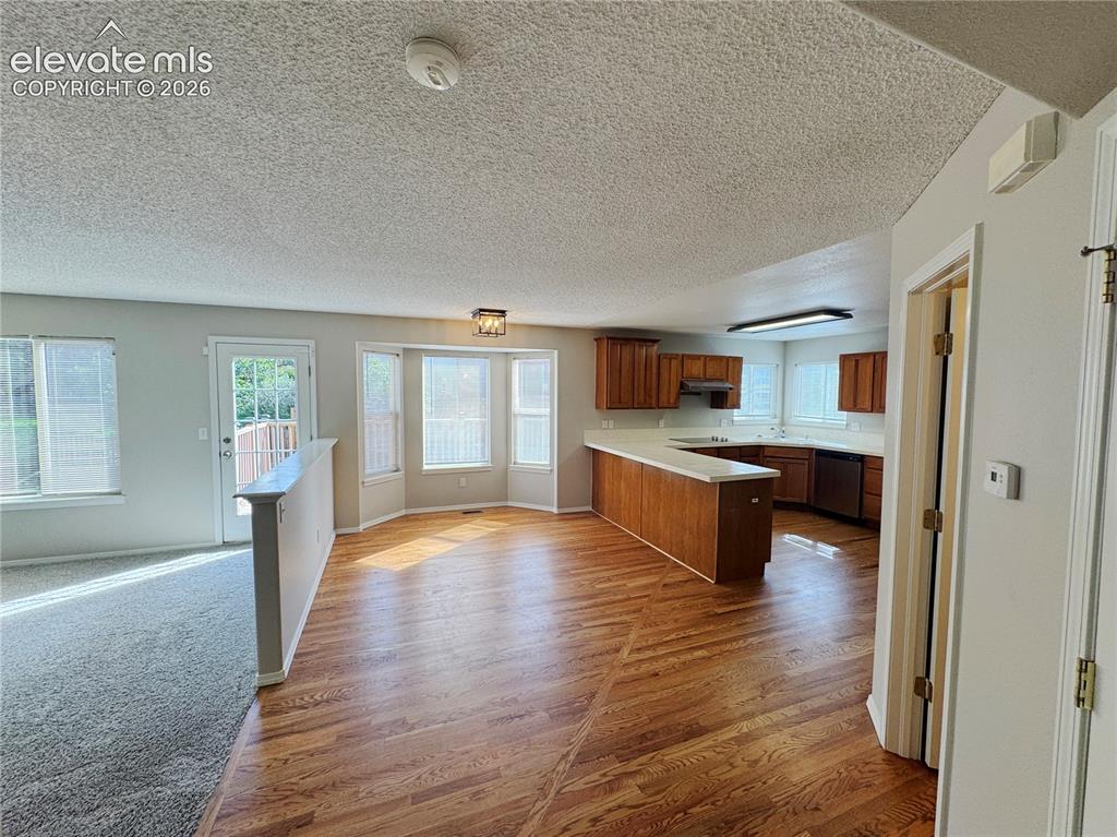 Image 10 of 50: Kitchen