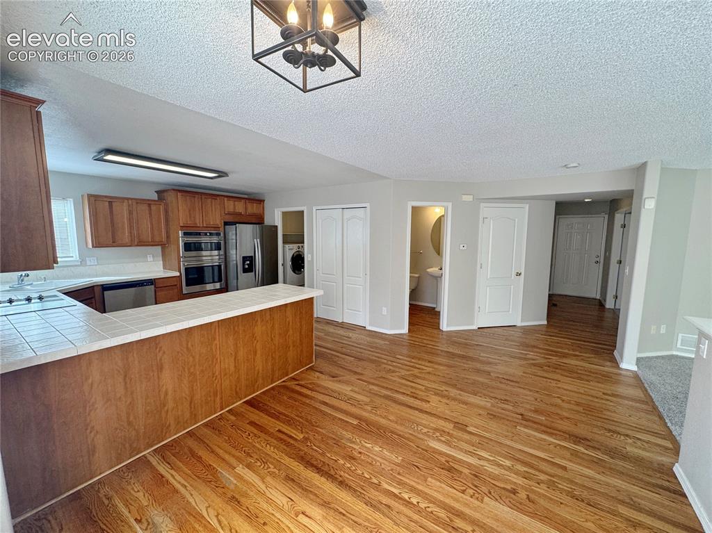 Image 11 of 50: Kitchen
