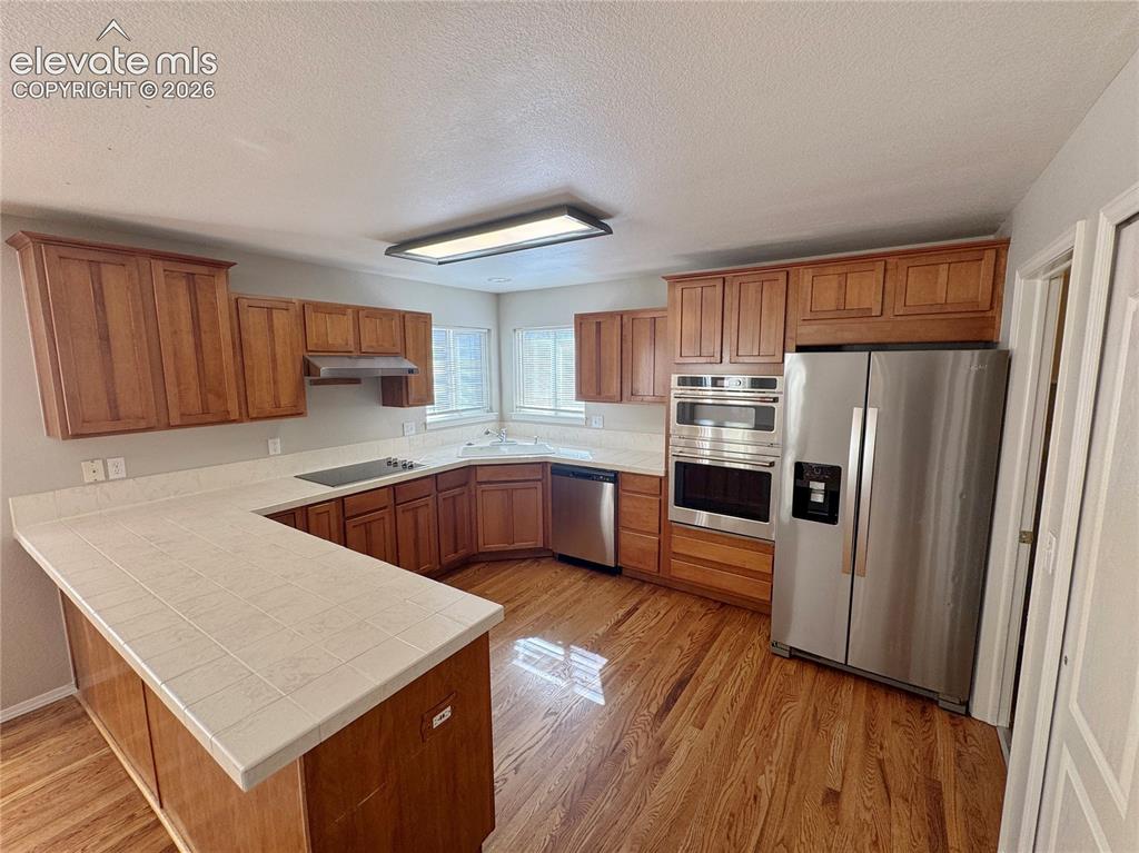 Image 12 of 50: Kitchen