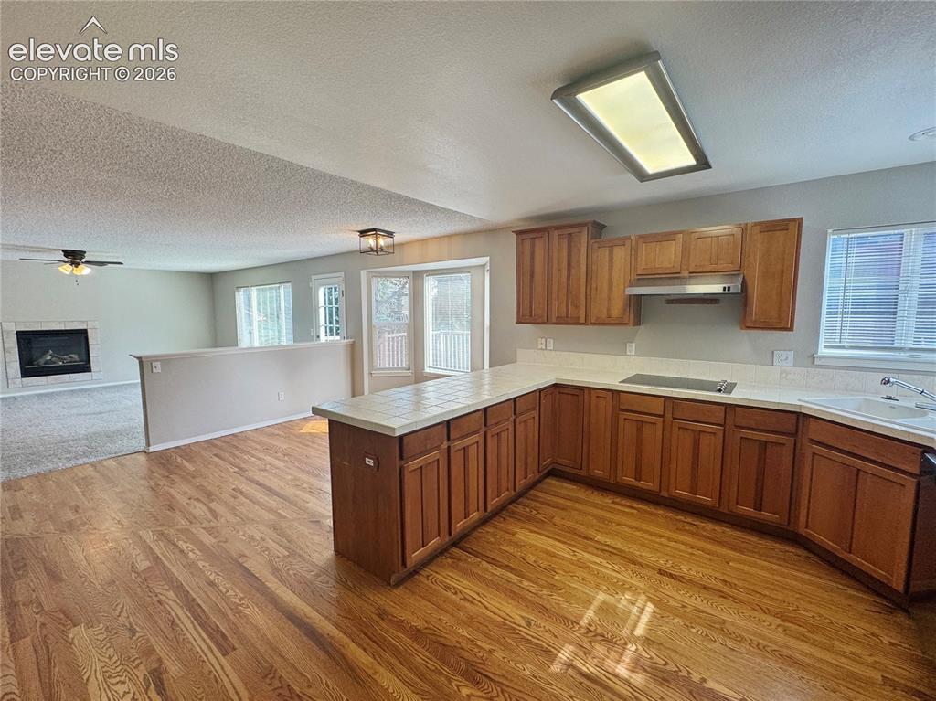 Image 13 of 50: Kitchen