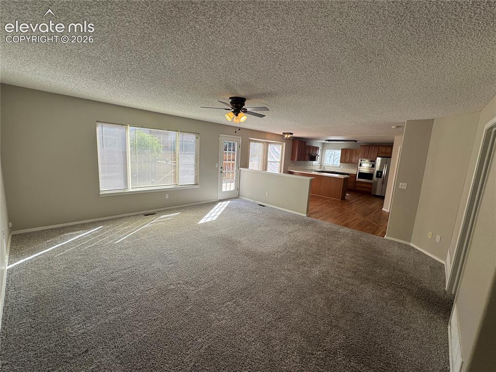 Image 19 of 50: Living Room