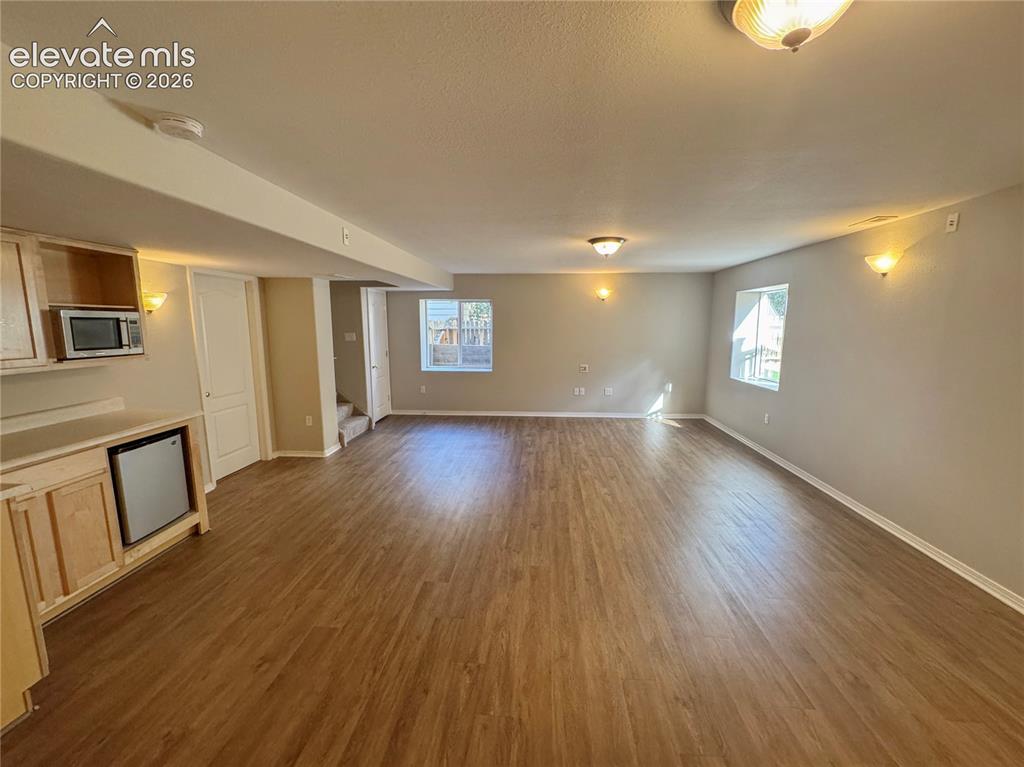 Image 44 of 50: Living Room