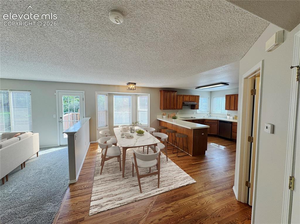 Image 9 of 50: Dining Area