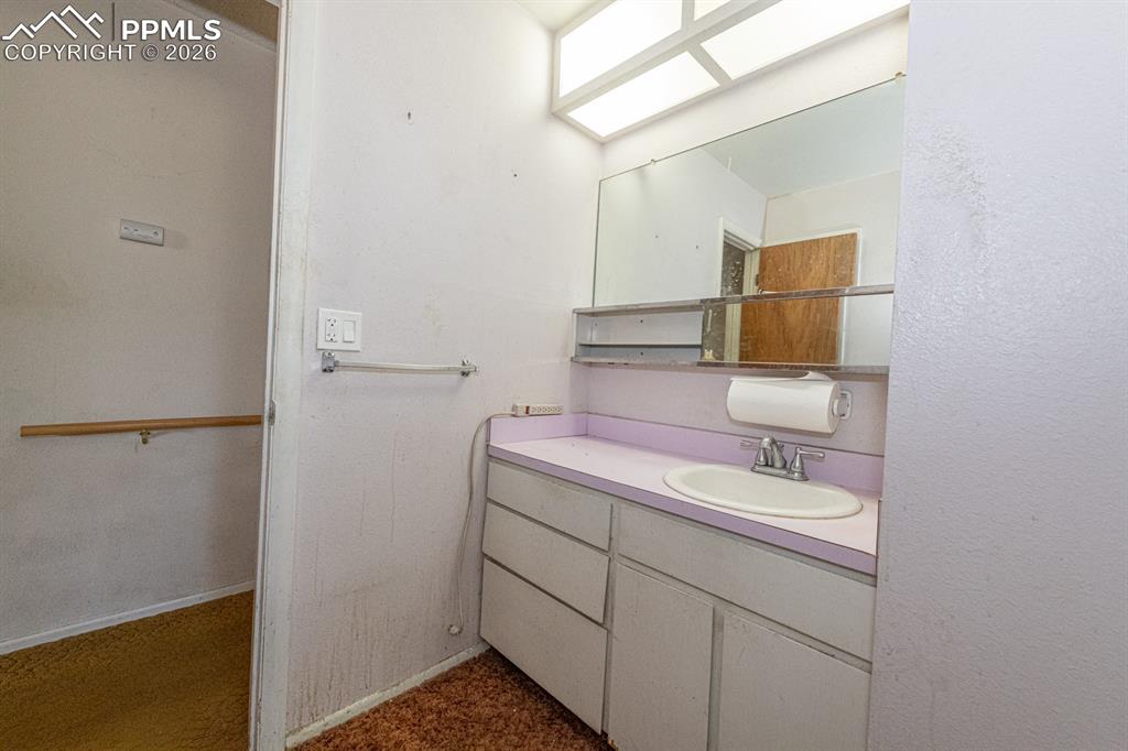 Image 15 of 41: Upper bath