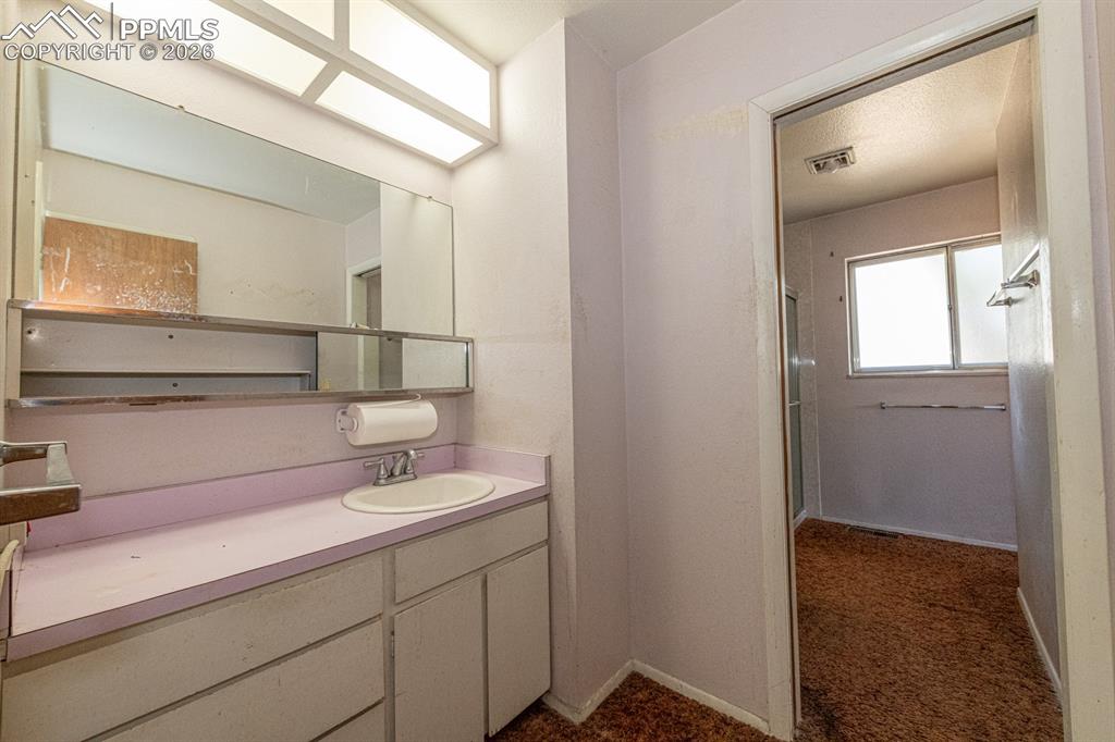 Image 16 of 41: Upper bath