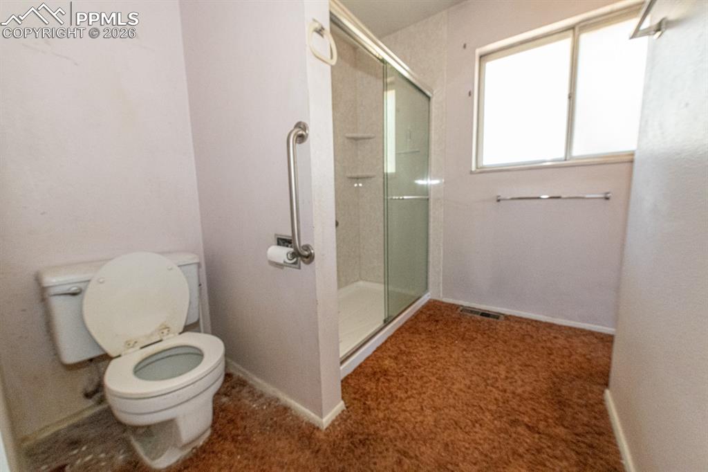 Image 17 of 41: Upper bath