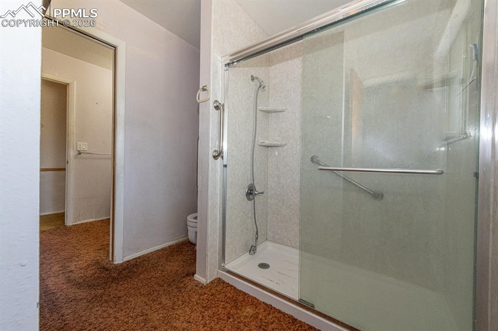 Image 18 of 41: Upper bath