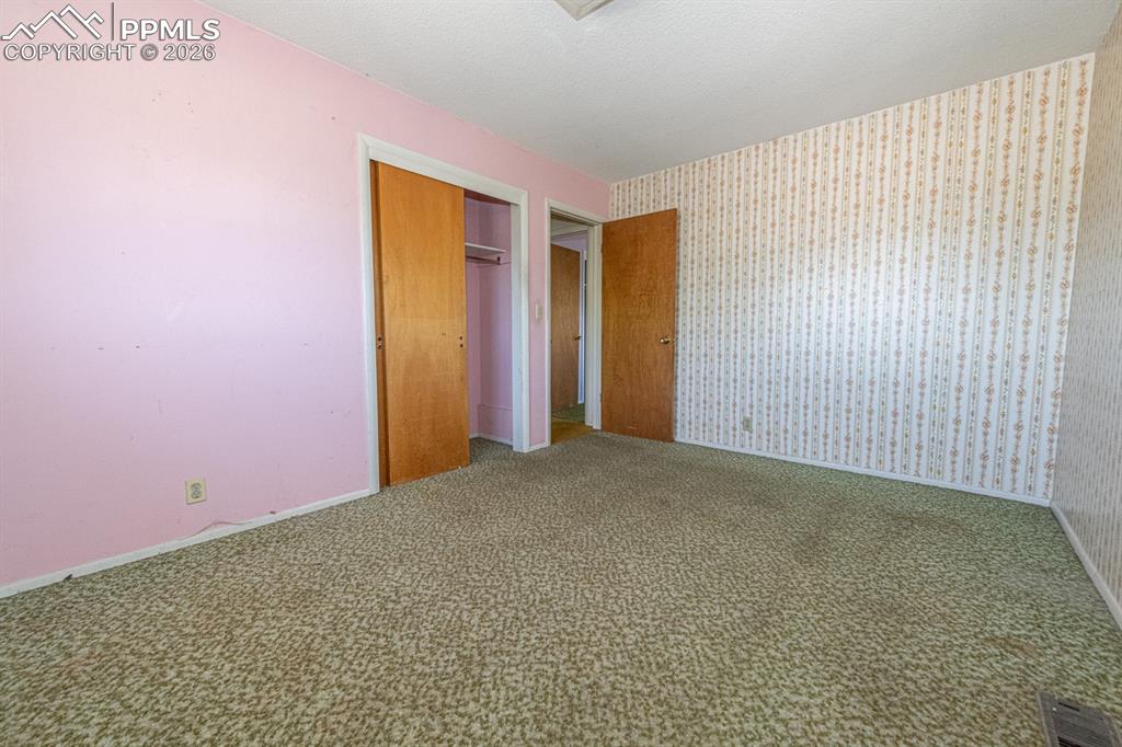 Image 21 of 41: bedroom 3