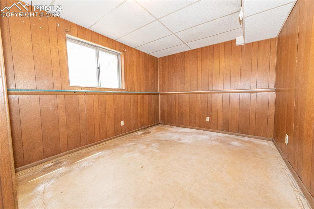 Image 23 of 41: Utility room