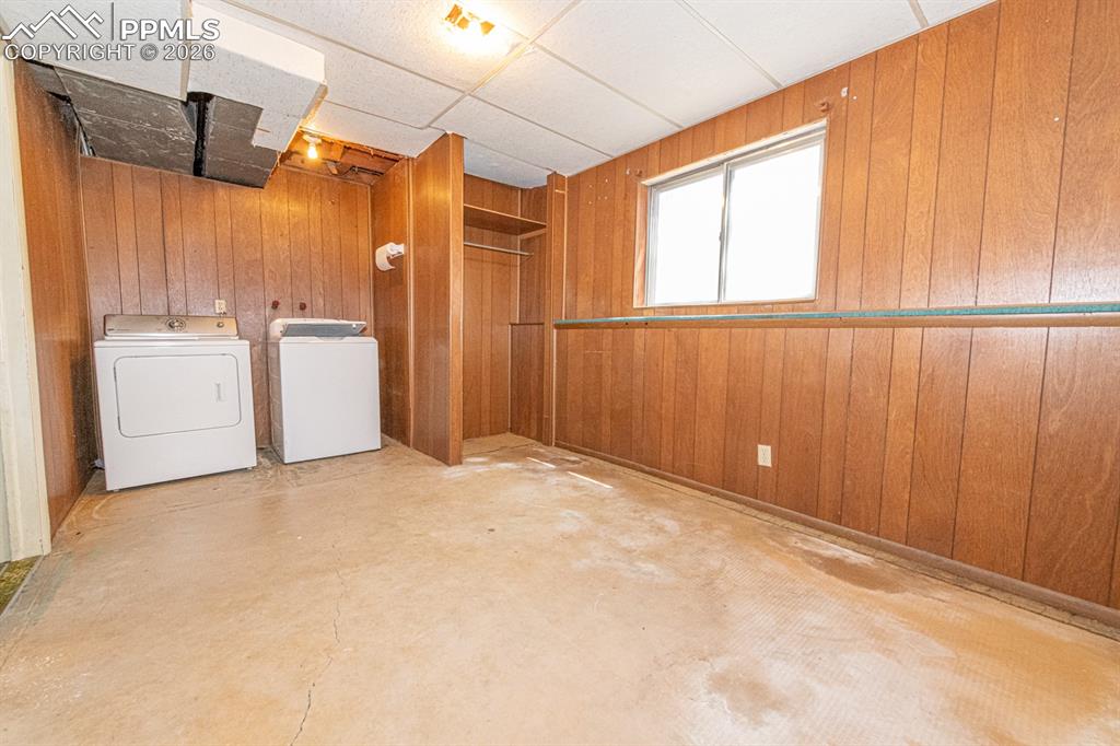 Image 24 of 41: Utility room