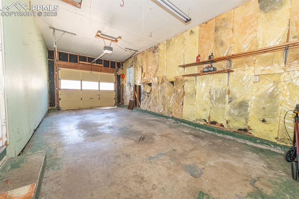 Image 30 of 41: Garage