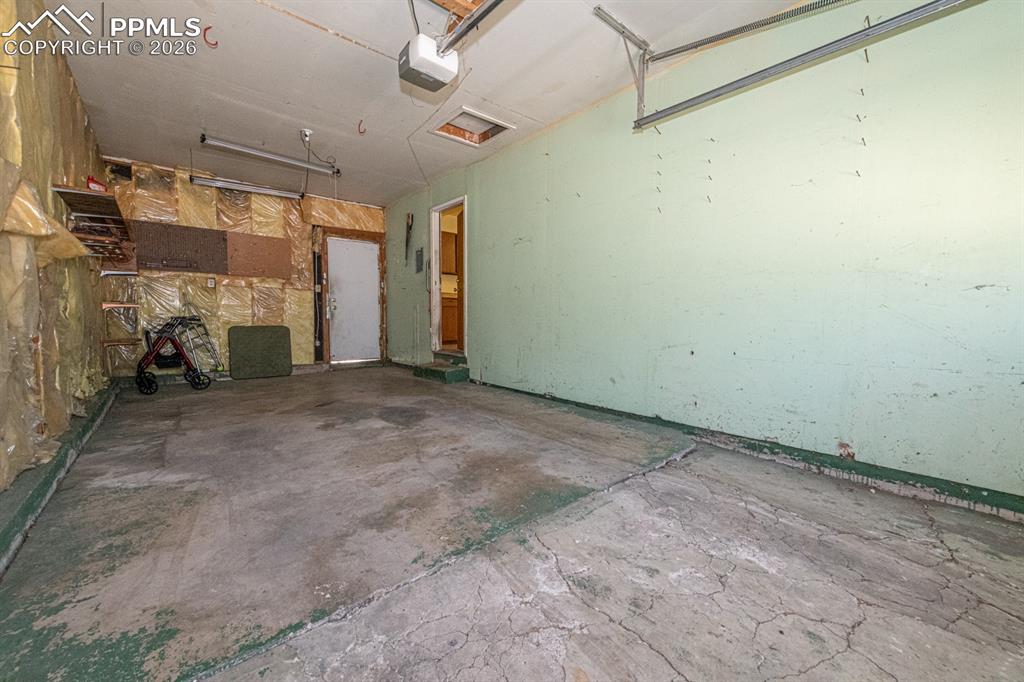 Image 31 of 41: Garage