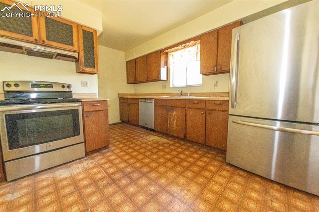 Image 6 of 41: Kitchen