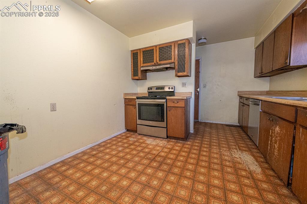 Image 7 of 41: Kitchen