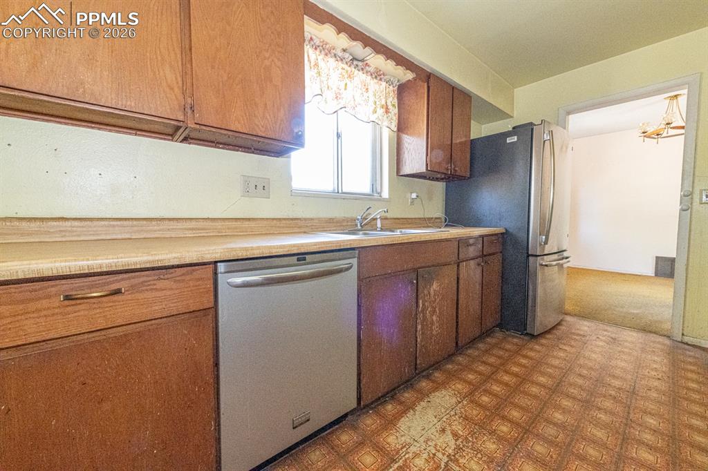 Image 8 of 41: Kitchen