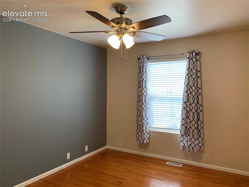 Image 10 of 12: Bedroom