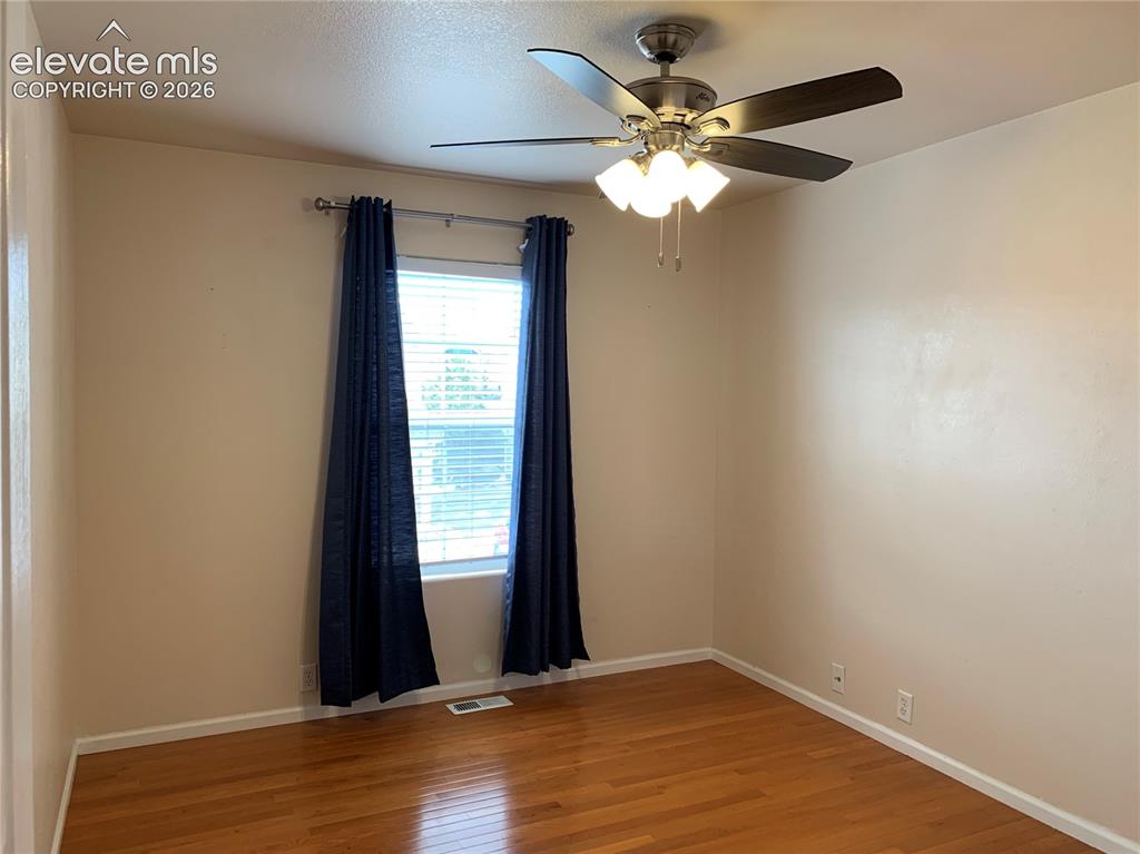Image 11 of 12: Bedroom