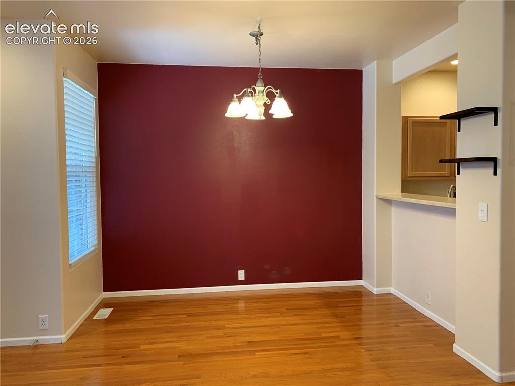 Image 3 of 12: Dining Area