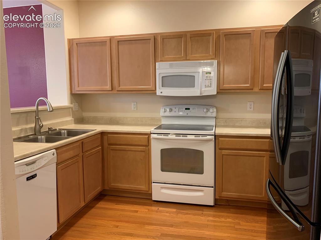 Image 4 of 12: Kitchen