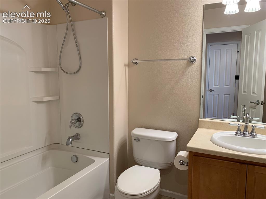 Image 9 of 12: Bathroom
