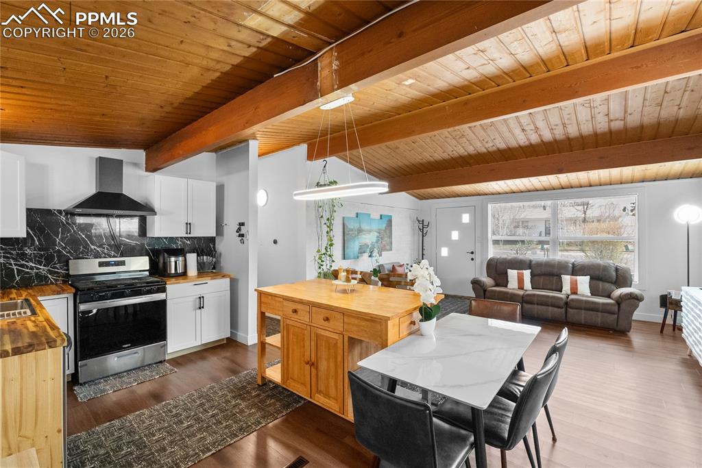 Image 10 of 31: Kitchen