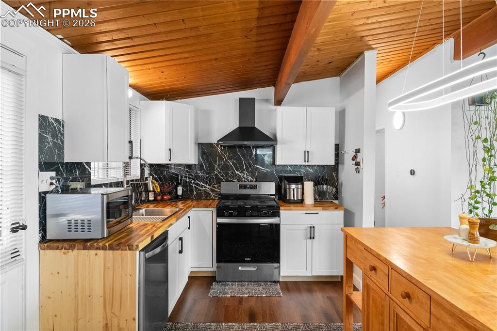 Image 11 of 31: Kitchen