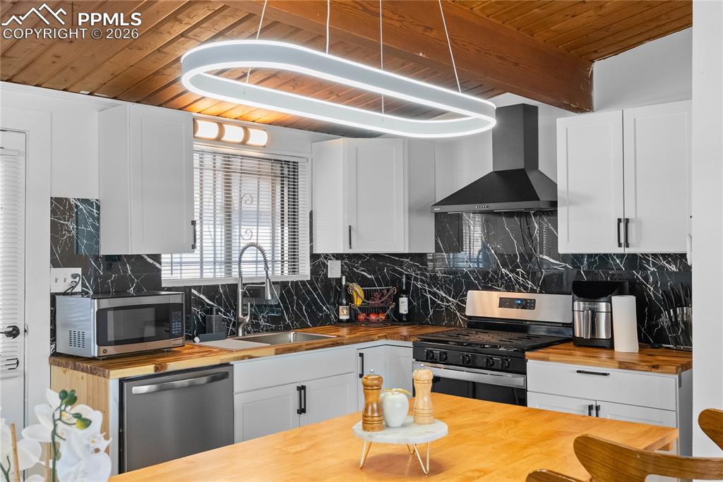 Image 12 of 31: Kitchen