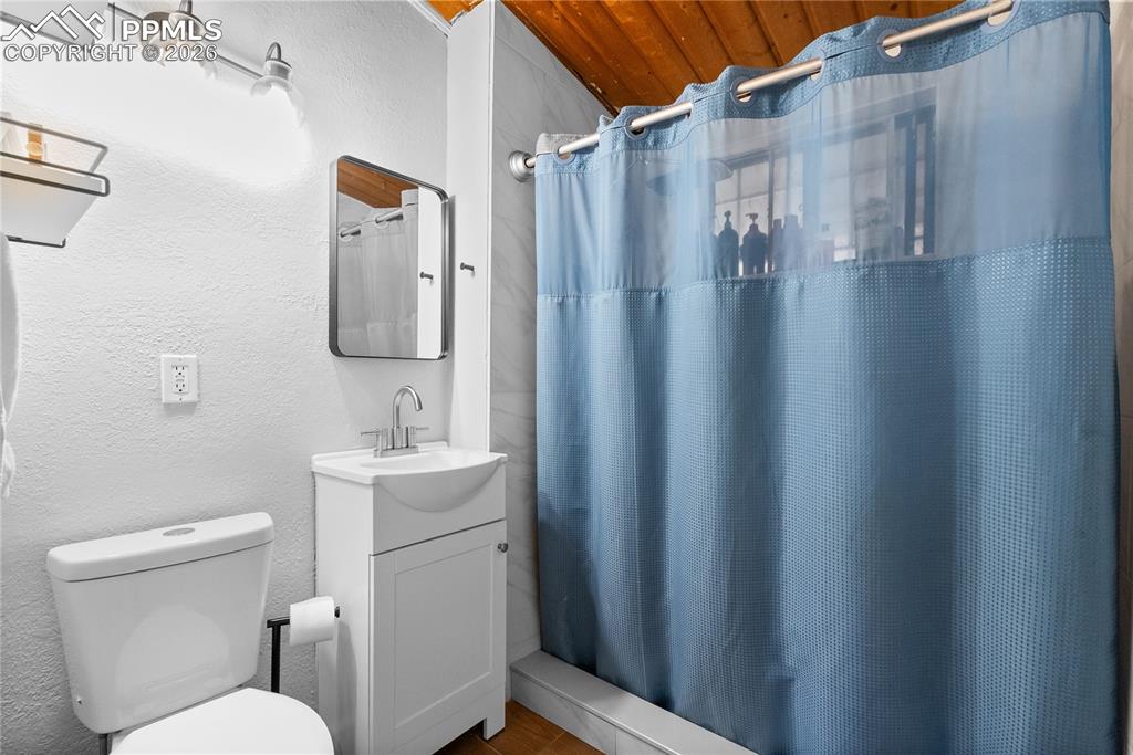 Image 15 of 31: Bathroom