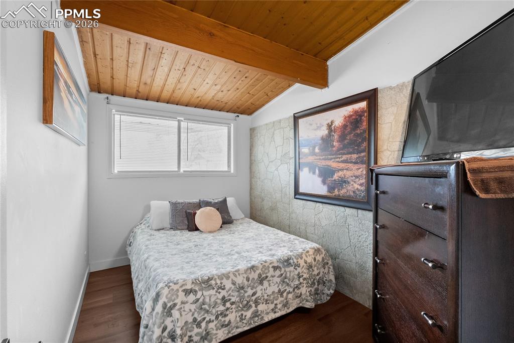 Image 16 of 31: Bedroom