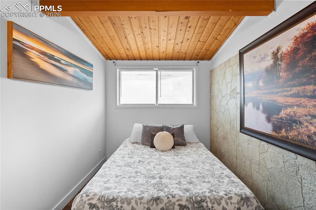 Image 17 of 31: Bedroom