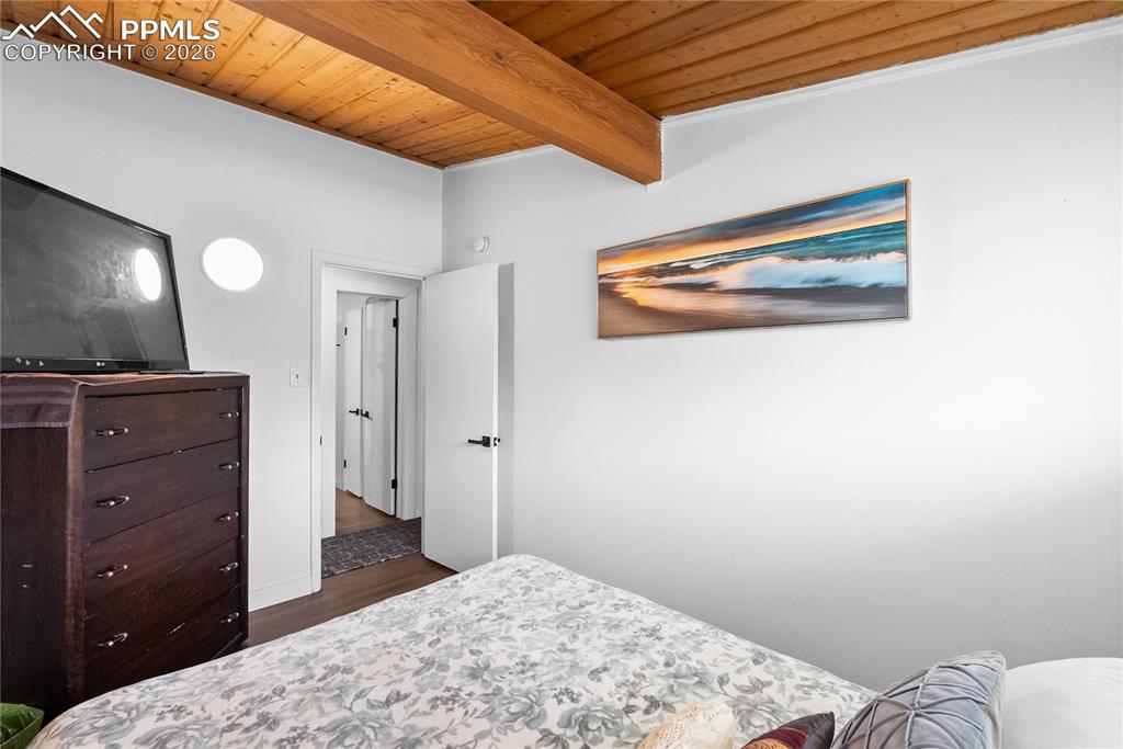 Image 18 of 31: Bedroom