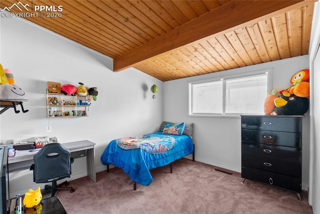 Image 19 of 31: Bedroom