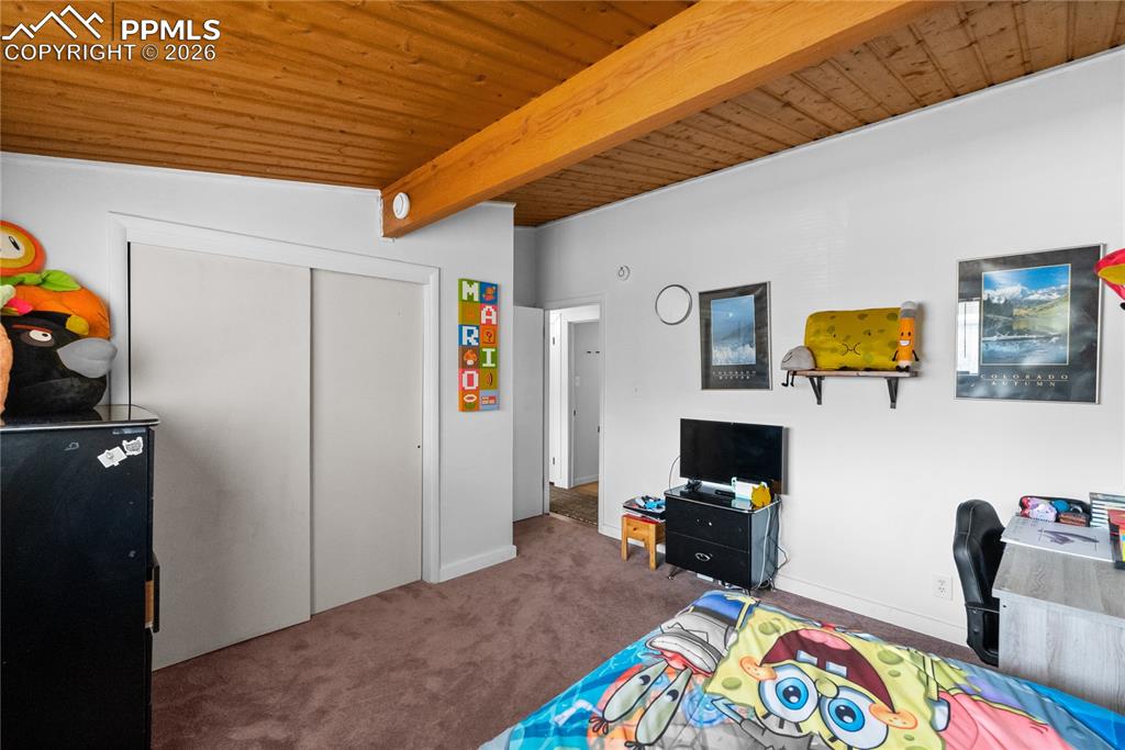 Image 20 of 31: Bedroom