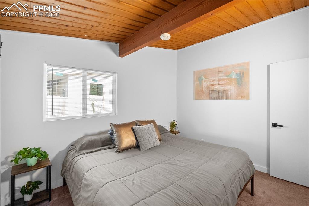 Image 22 of 31: Bedroom