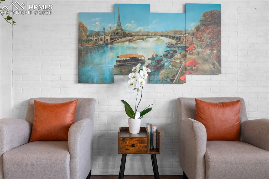 Image 9 of 31: Sitting Room