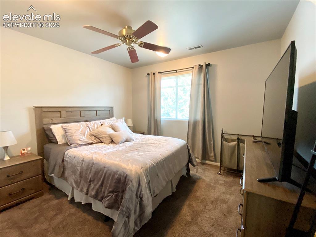 Image 14 of 20: Bedroom