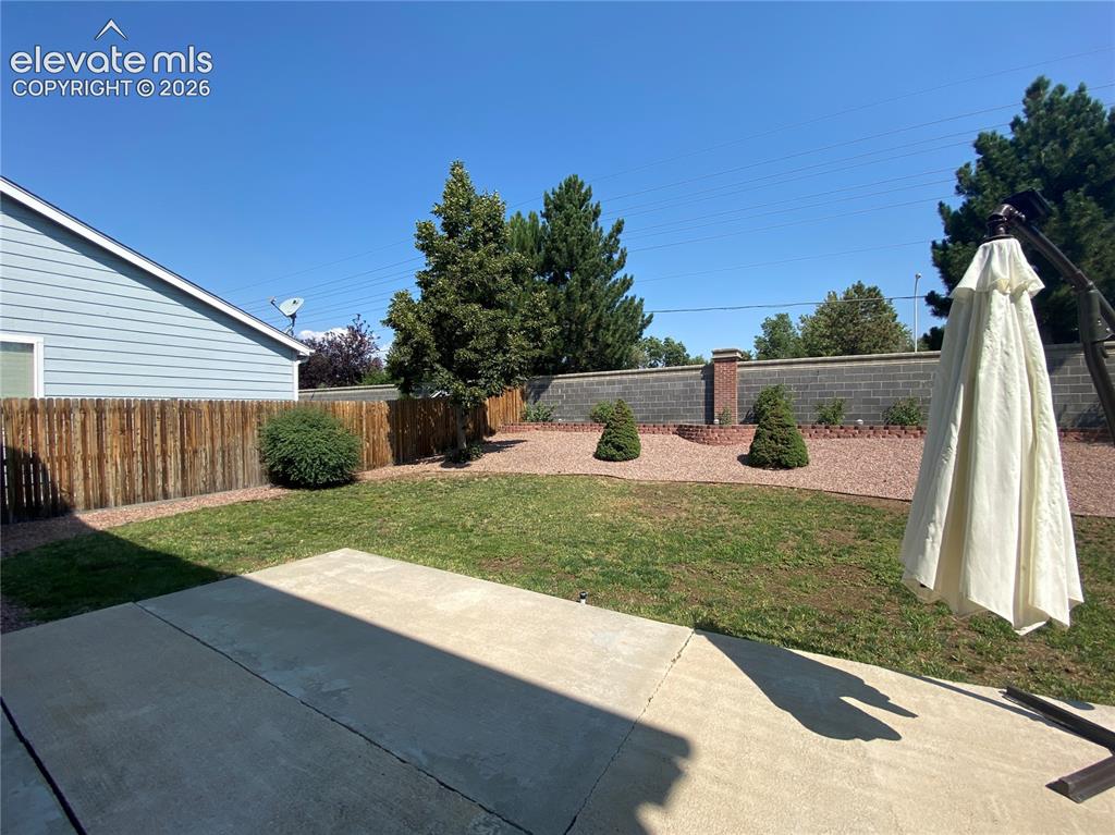 Image 19 of 20: Yard