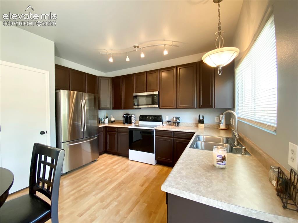 Image 2 of 20: Kitchen