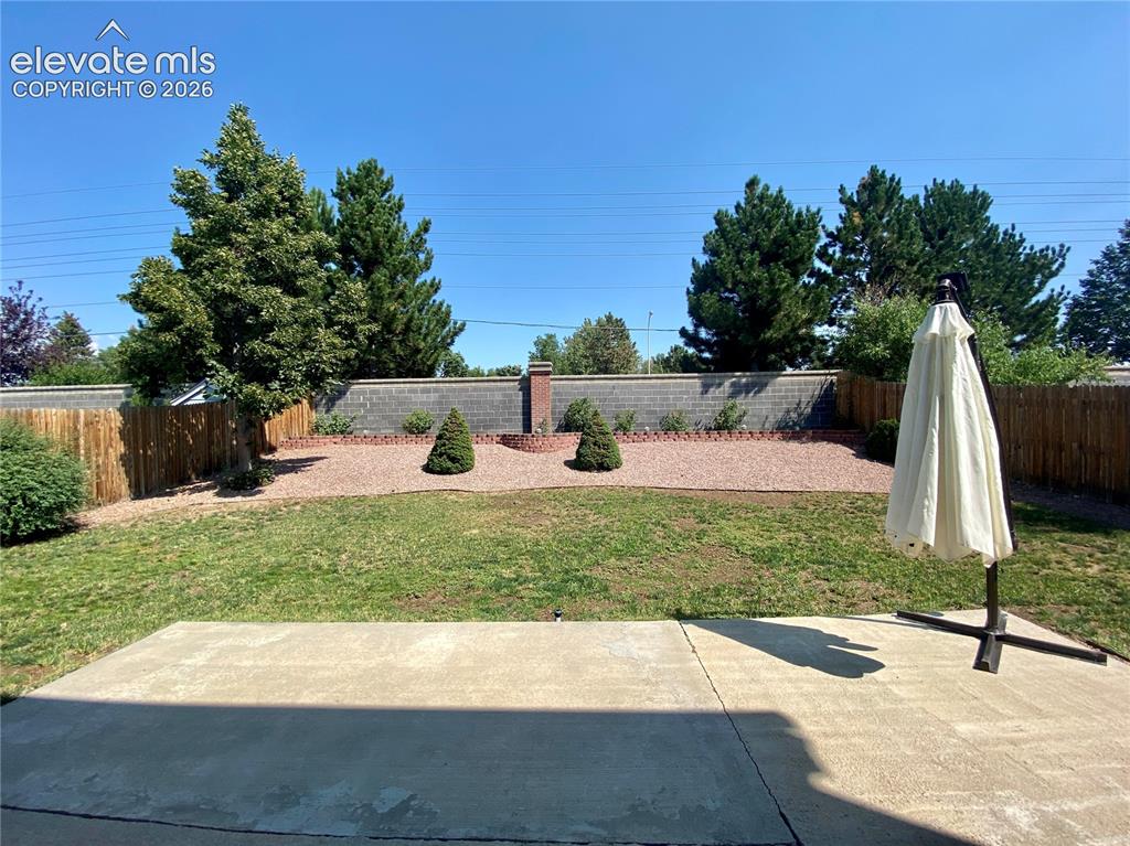 Image 20 of 20: Yard
