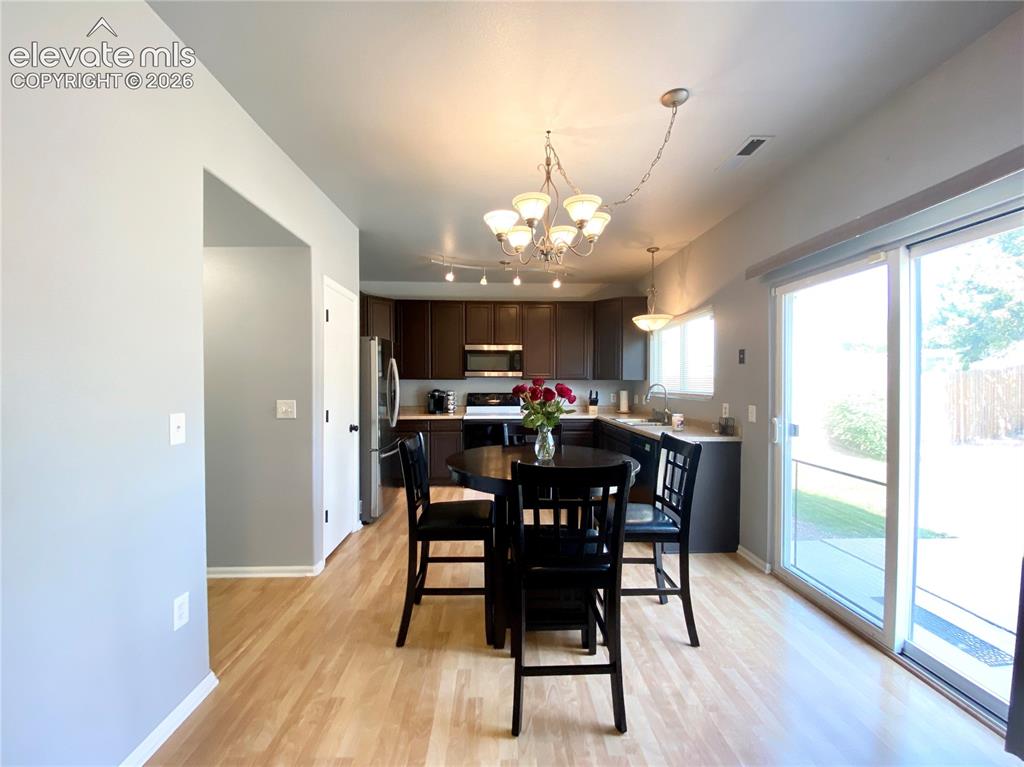 Image 3 of 20: Dining Area
