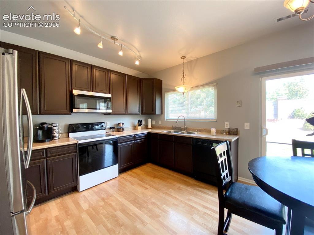 Image 5 of 20: Kitchen